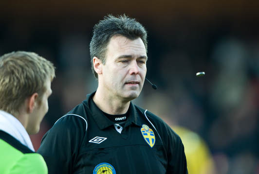 Martin Ingvarsson, domare, slänger sin 50 öring, singla