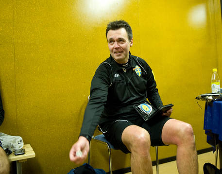 Martin Ingvarsson, domare, bjuder på sin 50-öring