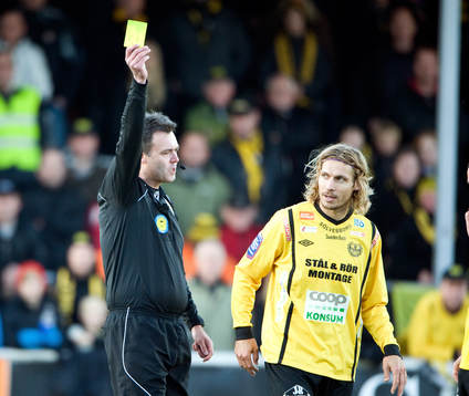 Martin Ingvarsson, domare, gult kort till Tobias Grahn,