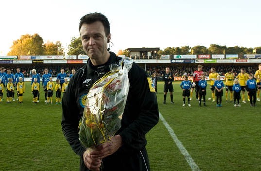 Martin Ingvarsson, domare, uppvakatd med blommor på sista