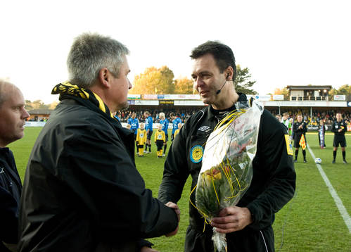 Martin Ingvarsson, domare får blommor på sin sista match