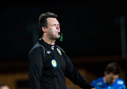 Martin Ingvarsson, domare, blåser av för sista gången