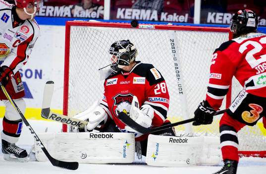 Hannu Toivonen, målvakt,  Malmö ser pucken gå i ribban