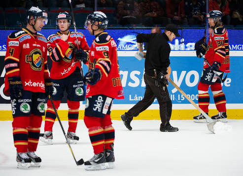 Trasig sargreklam ledde till att spelet fick avbrytas två