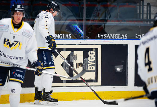 Mikko Luoma, HV71, står vid trasig sargreklam som ledde