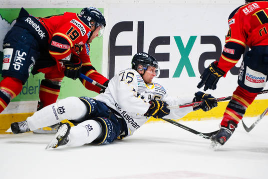 Johan Davidsson, HV71, kämpar om pucken mot Jimmie