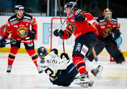 Patrik Carlsson HV71, blir tacklad av David Printz,