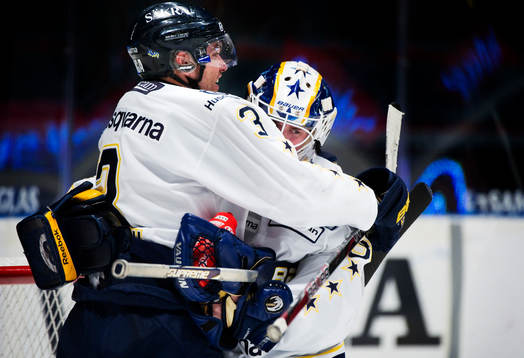 Noah Welch kramar om Daniel Larsson, målvakt, HV71