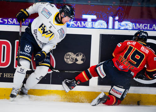 Noah Welch, HV71, får Jimmie Ölvestad, Djurgården, på