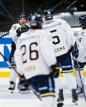 Jukka Voutilainen, HV71, gratuleras till sitt 2-2-mål