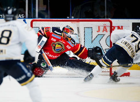 Johan Lindström, HV71, gör 2-3 bakom Gustaf Wesslau,