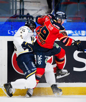 Mattias Karlsson, HV71, blir tacklad av Jimmie Ölvestad,