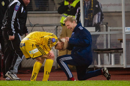 Sebastian Andersson, Ängelholm, jubel, får bandaget putsat