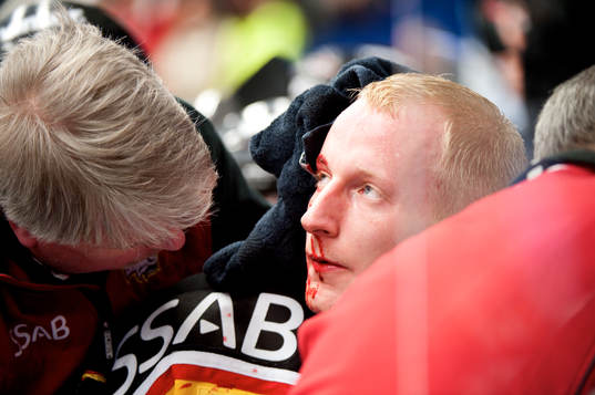 Simon Hjalmarsson, skada, blod