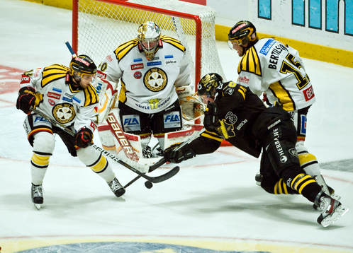 Ryan Gunderson,  Johan Holmqvist, målvakt, Simon