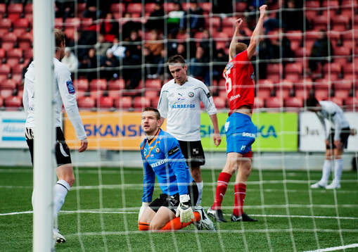 Medan Markus Holgersson, Helsingborg, jublar så blickar