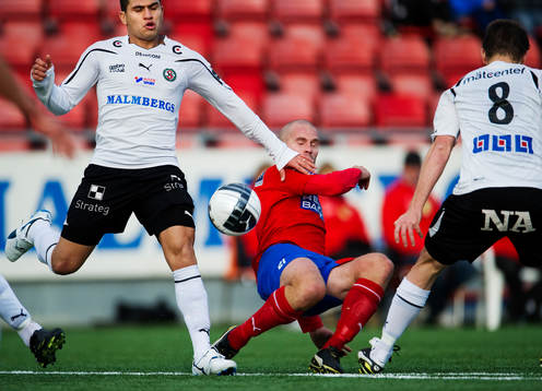 Paulo De Oliviera, Örebro, stoppar Christoffer Andersson,