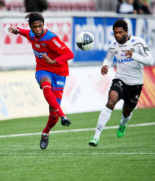 Joseph Baffo, Helsingborg, slår bollen förbi Samuel