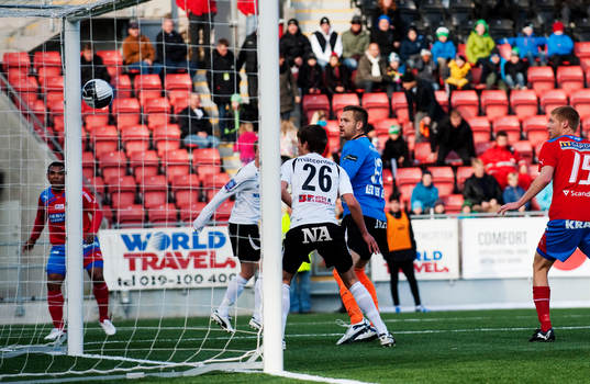 Alvaro Santos, Helsingborg, gör 0-1 bakom John Alvbåge,