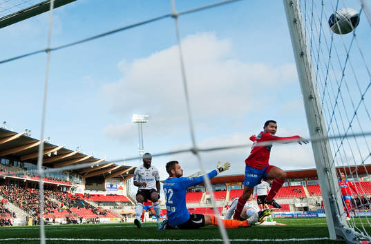 John Alvbåge, målvakt, Örebro, ser Rachid Bouaouzan,