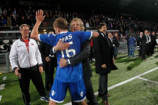 GertJan Verbeek, tränare AZ, kramar om Pontus Wernbloom