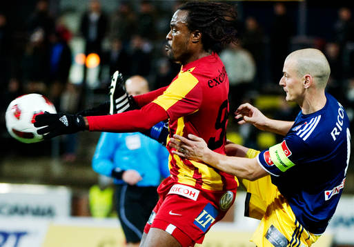 Peter Ijeh, Syrianska, utmanas av Jacob Augustsson,