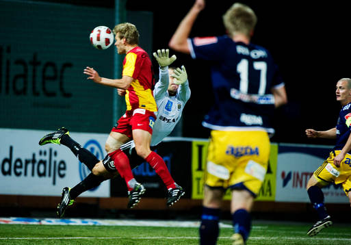 Johan Arneng, Syrianska, gör 2-1 bakom Matthew Pyzdrowski,