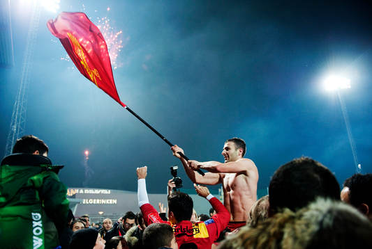 Sharbel Touma, Syrianska, hålls upp av fansen och jublar