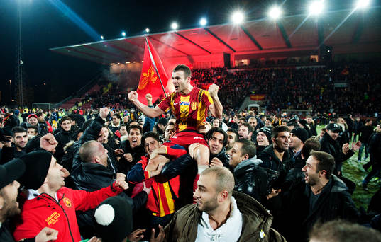 Sharbel Touma, Syrianska, hålls upp av fansen och jublar