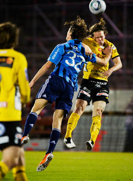Calle Björk, Djurgården, trycker till Anton Lans, Elfsborg