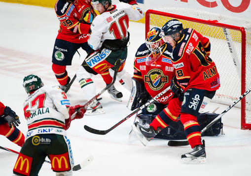 Mika Pyörälä, Frölunda, skjuter in 2-2 bakom Gustaf