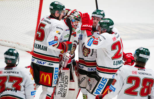 Frederik Andersen, målvakt, Frölunda, kramas om