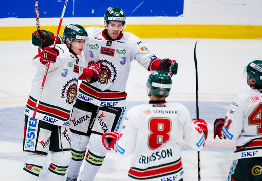 Mika Pyörälä, Frölunda, till vänster, gratuleras till
