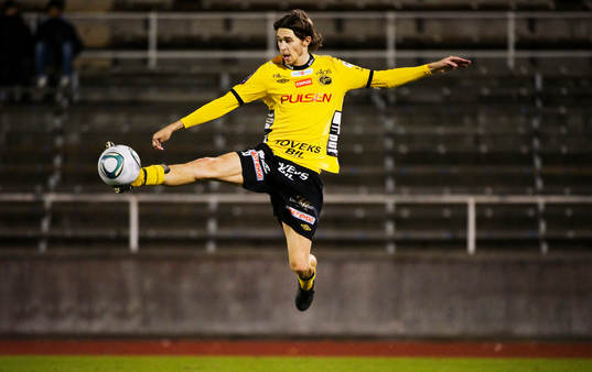 Daniel Nordmark, tar ner bollen