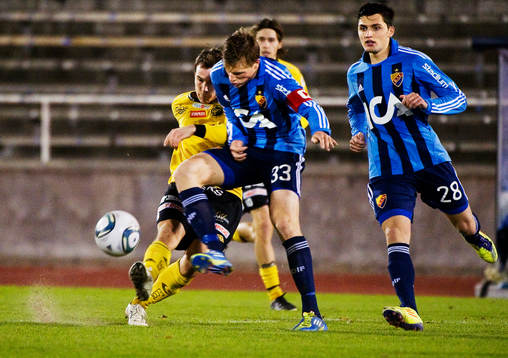 Anton Wede, Elfsborg, utmanas av Emil Bergström,