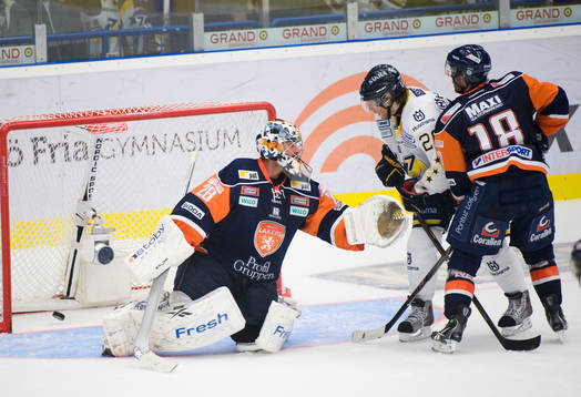 Kamil Piros, HV71, framför Martin Greber, målvakt, Växjö