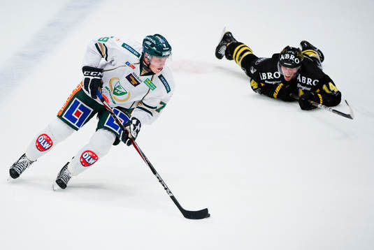 Patrik Lundh, Färjestad, åker förbi Fredrik Claesson, AIK