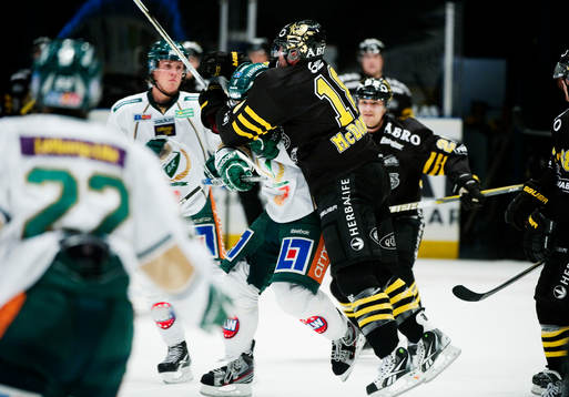 Kent McDonell, AIK, ger sig på Mikael Johansson, Färjestad