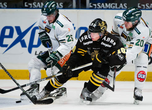 Jonas Brodin och Anders Bastiansen, Färjestad, stoppar