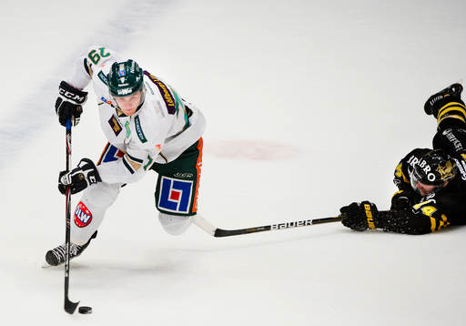 Fredrik Claesson, AIK, slänger sig