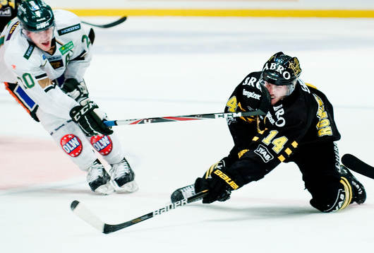 Anders Bastiansen, Färjestad, trycker sin klubba i