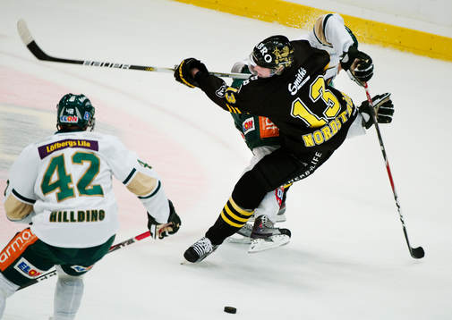 Joakim Nordström, AIK, blir tacklad av Sanny Lindström,