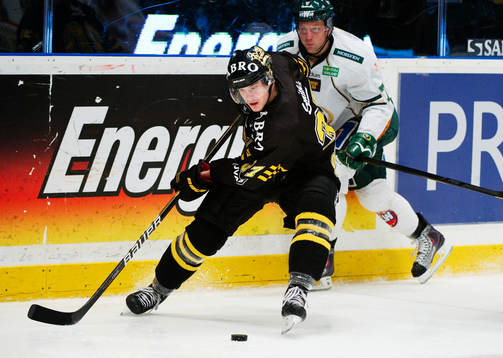 Stefan Johansson, AIK, kontrollerar pucken