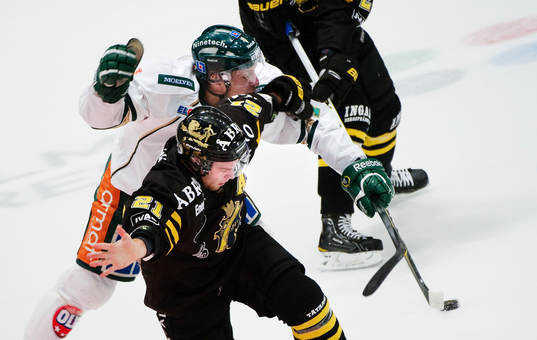 Christian Sandberg, AIK, håller undan Christian Berglund,