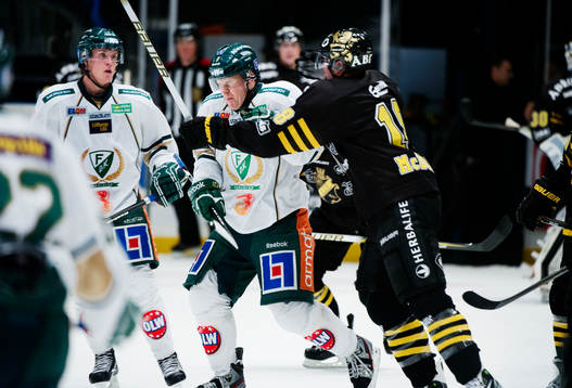 Kent McDonell, AIK, ger sig på Mikael Johansson, Färjestad