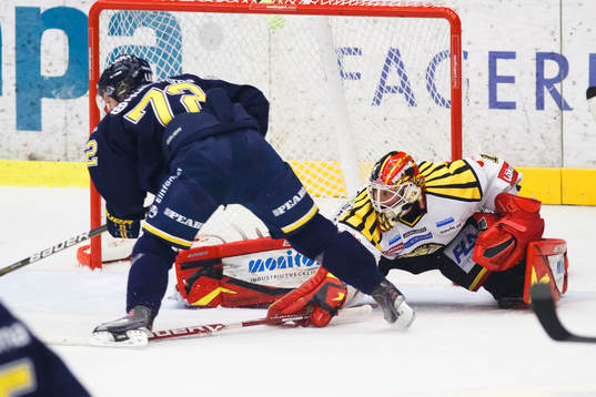 Niklas Svedberg, Brynäs, drar på sig två minuter för