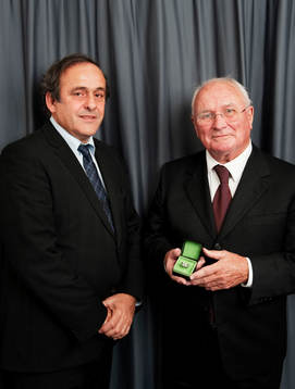 Michel Platini, ordförande UEFA, och mottagaren av