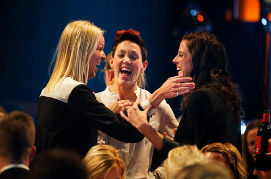 Caroline Seger, Therese Sjögran och Lotta Schelin skojar