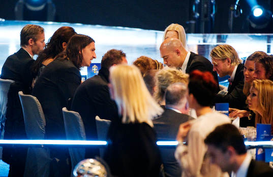 Zlatan Ibrahimovic sitter och äter