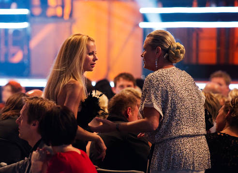 Helena Seger pratar med Efva Attling